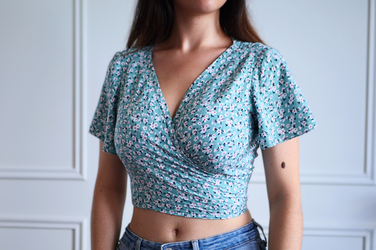 Patron pdf crop top avec ouverture portefeuille, manches papillons, noué dans le dos