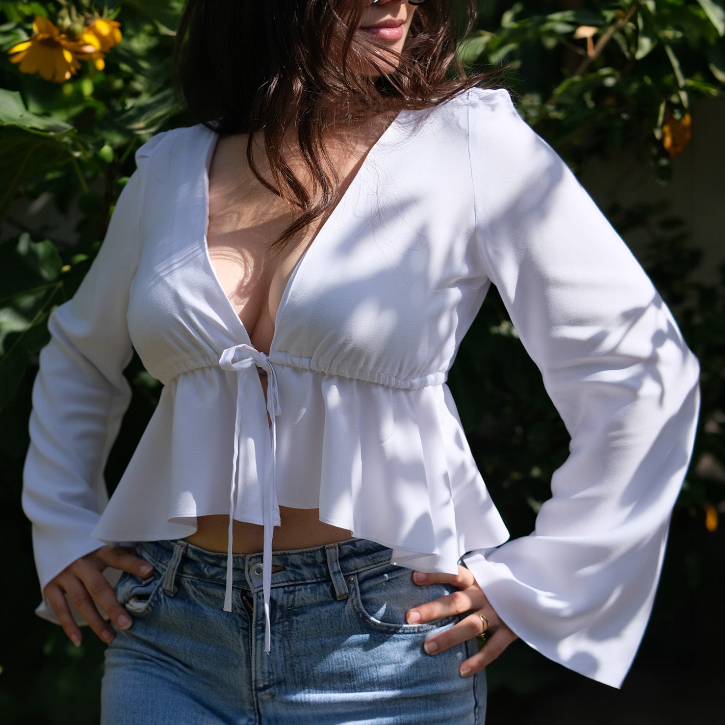 patron blouse fluide blanche à coulisse et décolleté plongeant, longue manche évasée