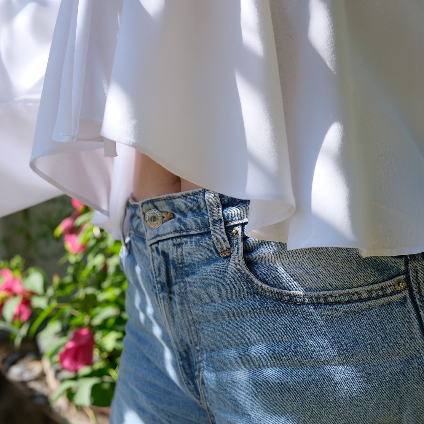patron blouse fluide blanche à coulisse et décolleté plongeant, longue manche évasée