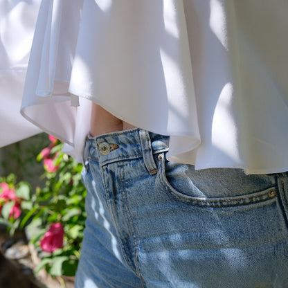patron blouse fluide blanche à coulisse et décolleté plongeant, longue manche évasée