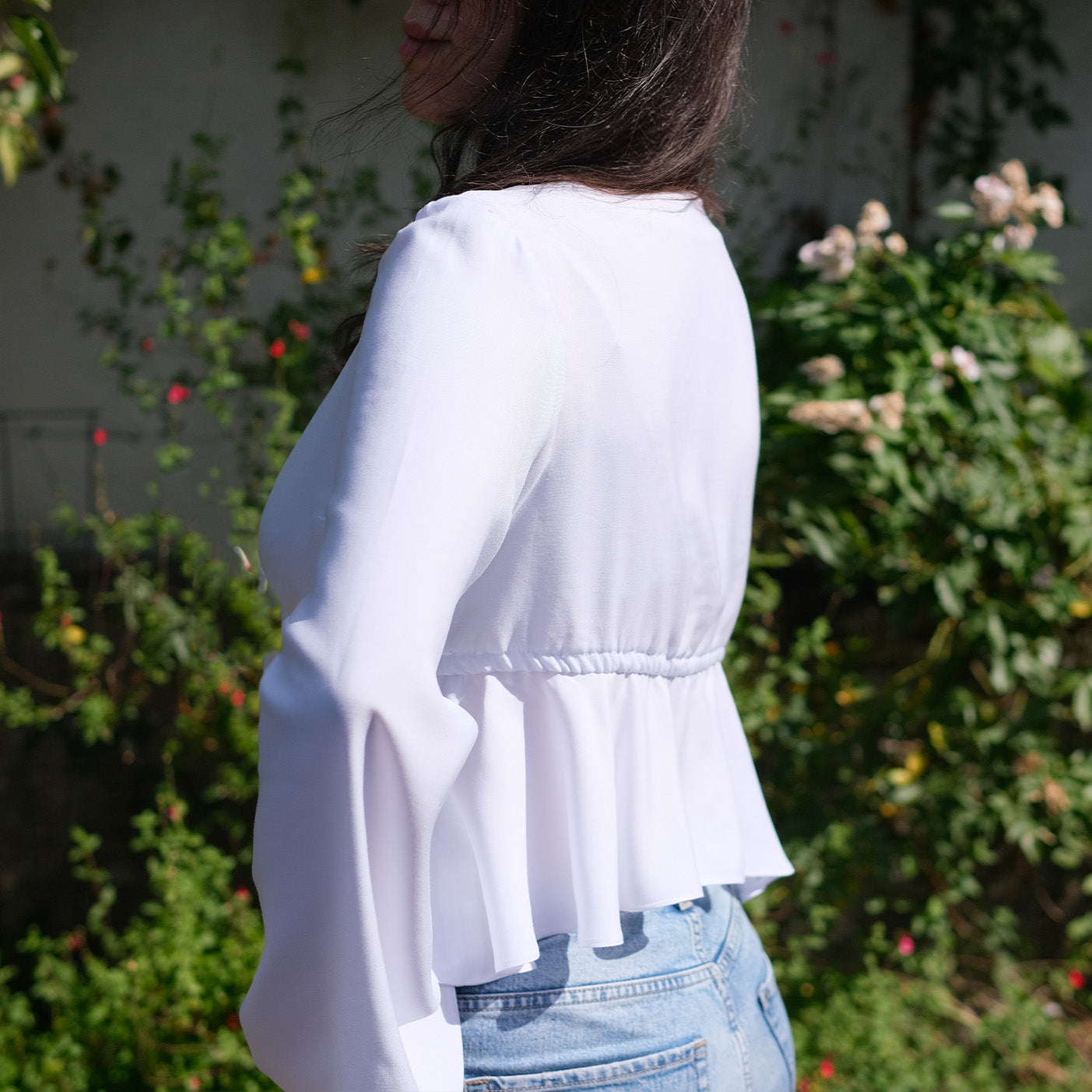 patron blouse fluide blanche à coulisse et décolleté plongeant, longue manche évasée