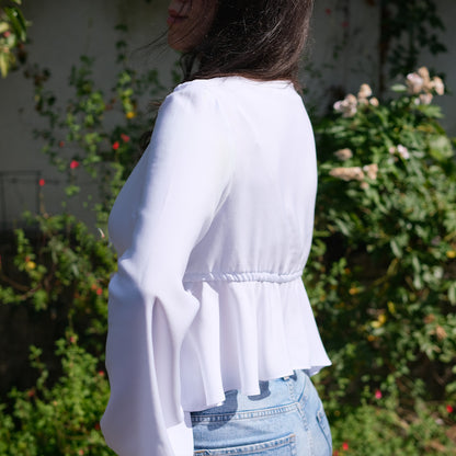 patron blouse fluide blanche à coulisse et décolleté plongeant, longue manche évasée