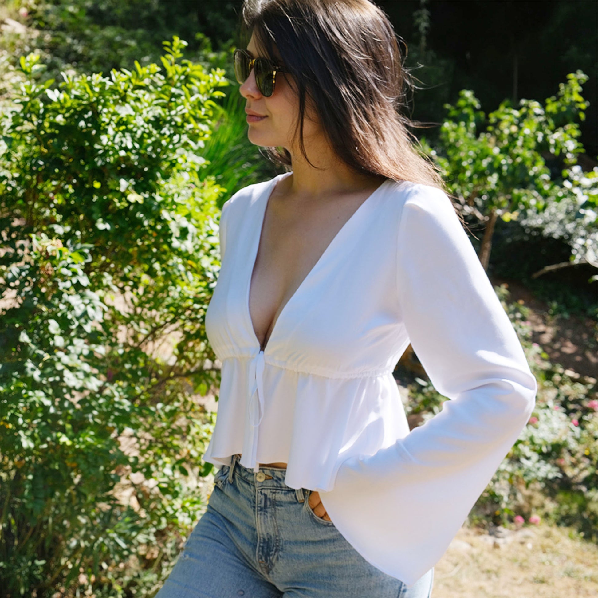 patron blouse fluide blanche à coulisse et décolleté plongeant, longue manche évasée