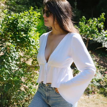 patron blouse fluide blanche à coulisse et décolleté plongeant, longue manche évasée