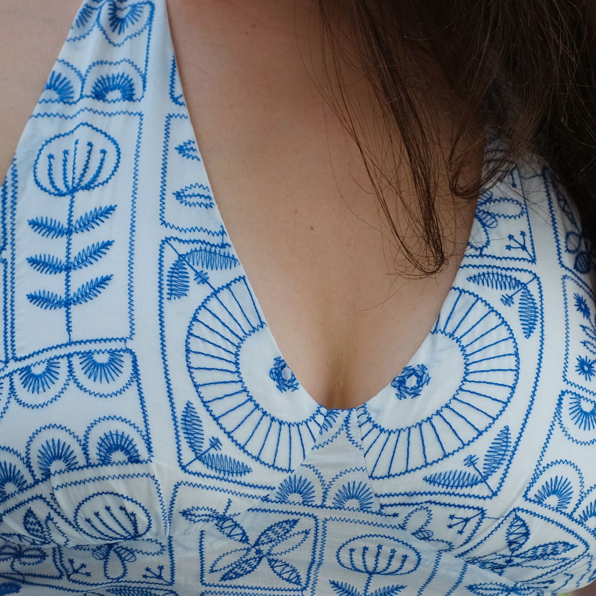 Patron haut d'été broderie bleu, top dos nu avec smock noué au niveau du cou