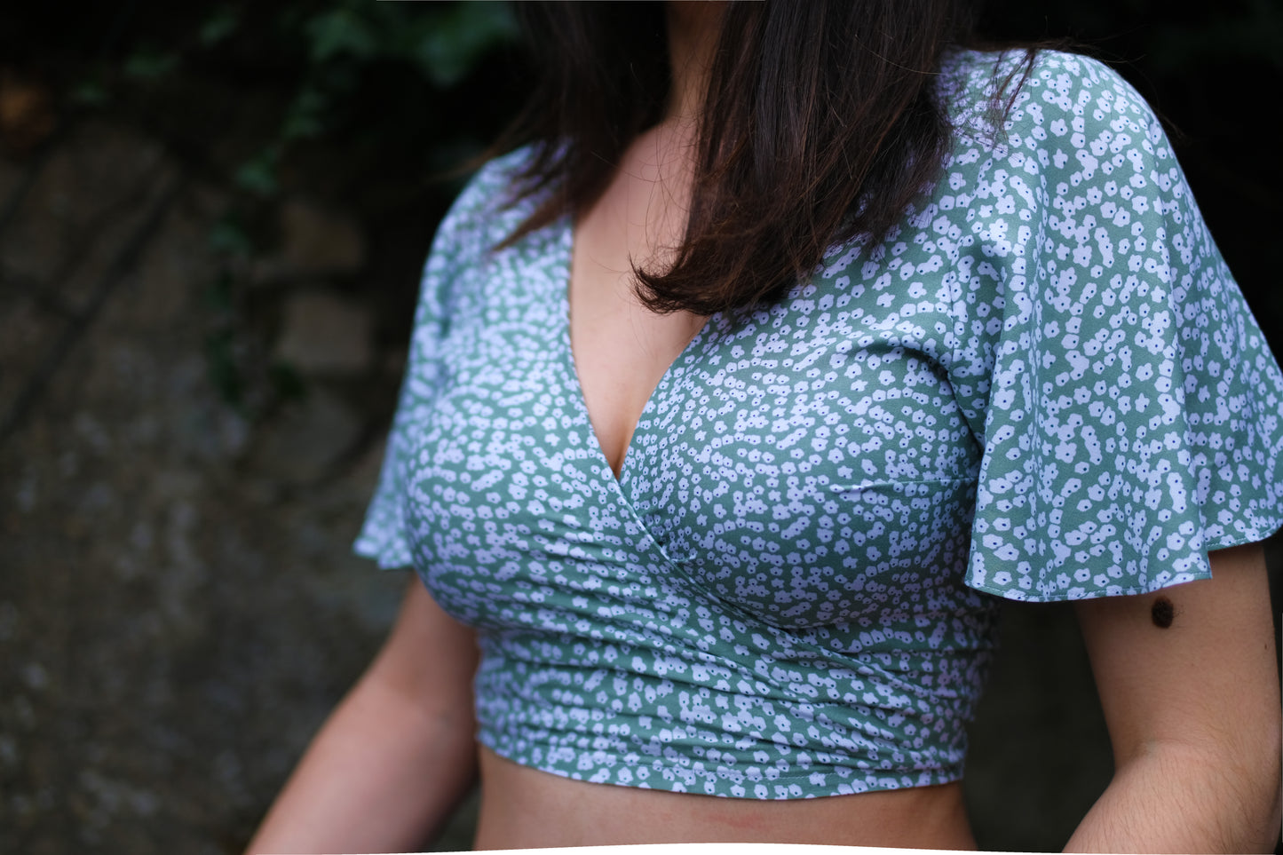 Patron pdf crop top avec ouverture portefeuille, manches papillons, noué dans le dos