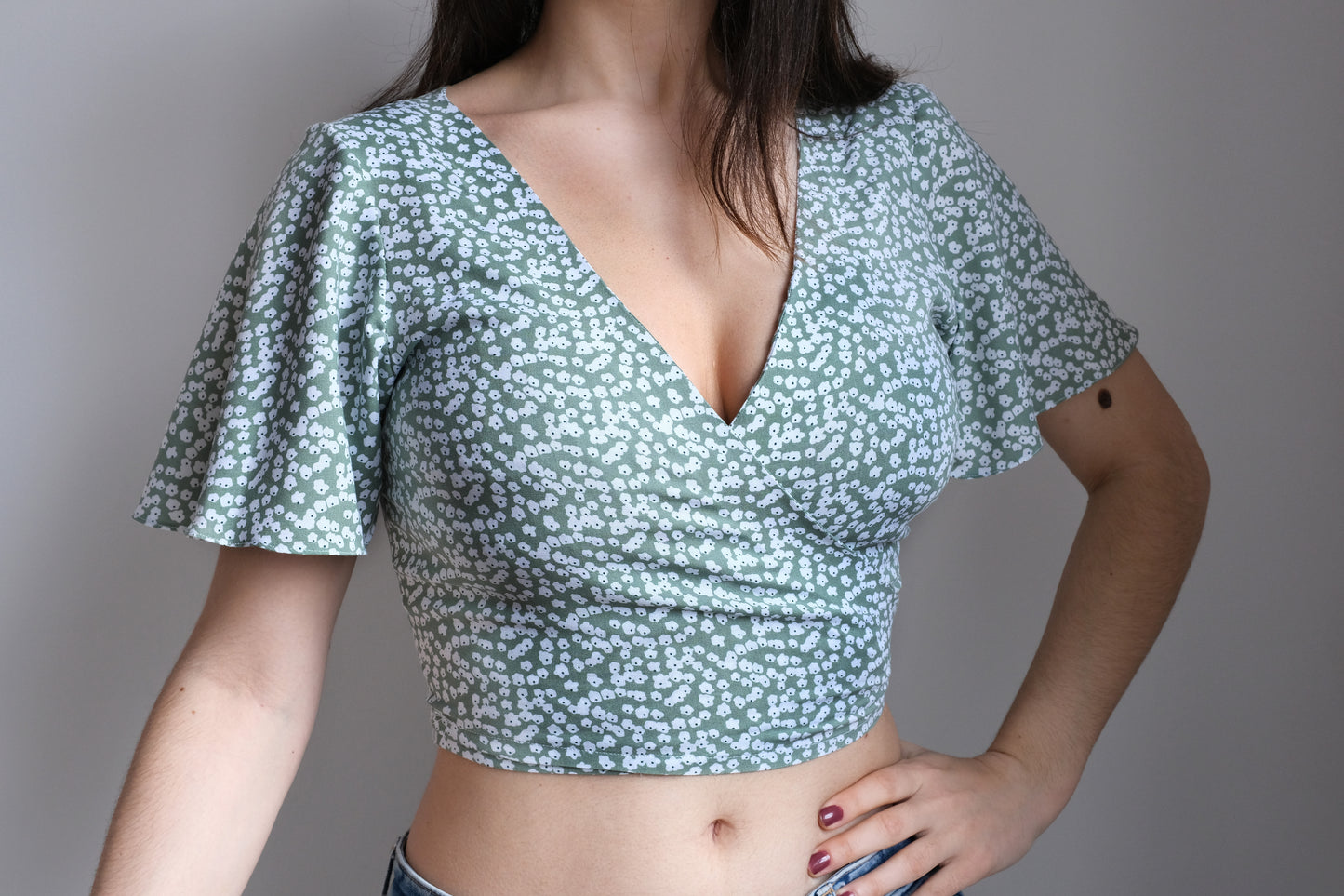 Patron pdf crop top avec ouverture portefeuille, manches papillons, noué dans le dos