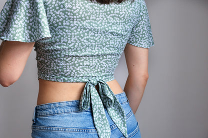 Patron pdf crop top avec ouverture portefeuille, manches papillons, noué dans le dos