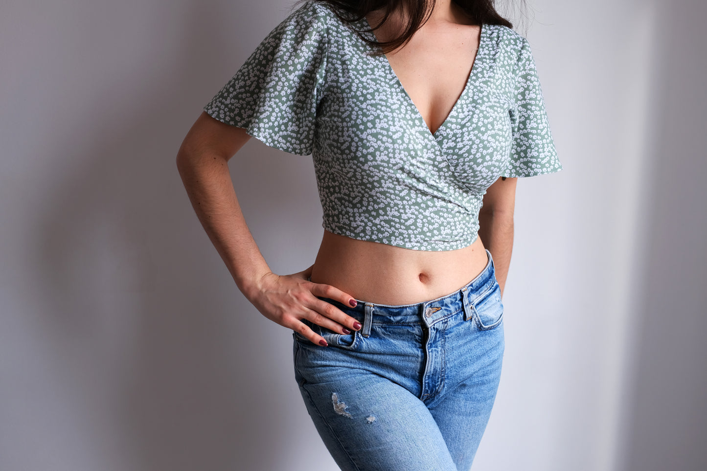 Patron pdf crop top avec ouverture portefeuille, manches papillons, noué dans le dos