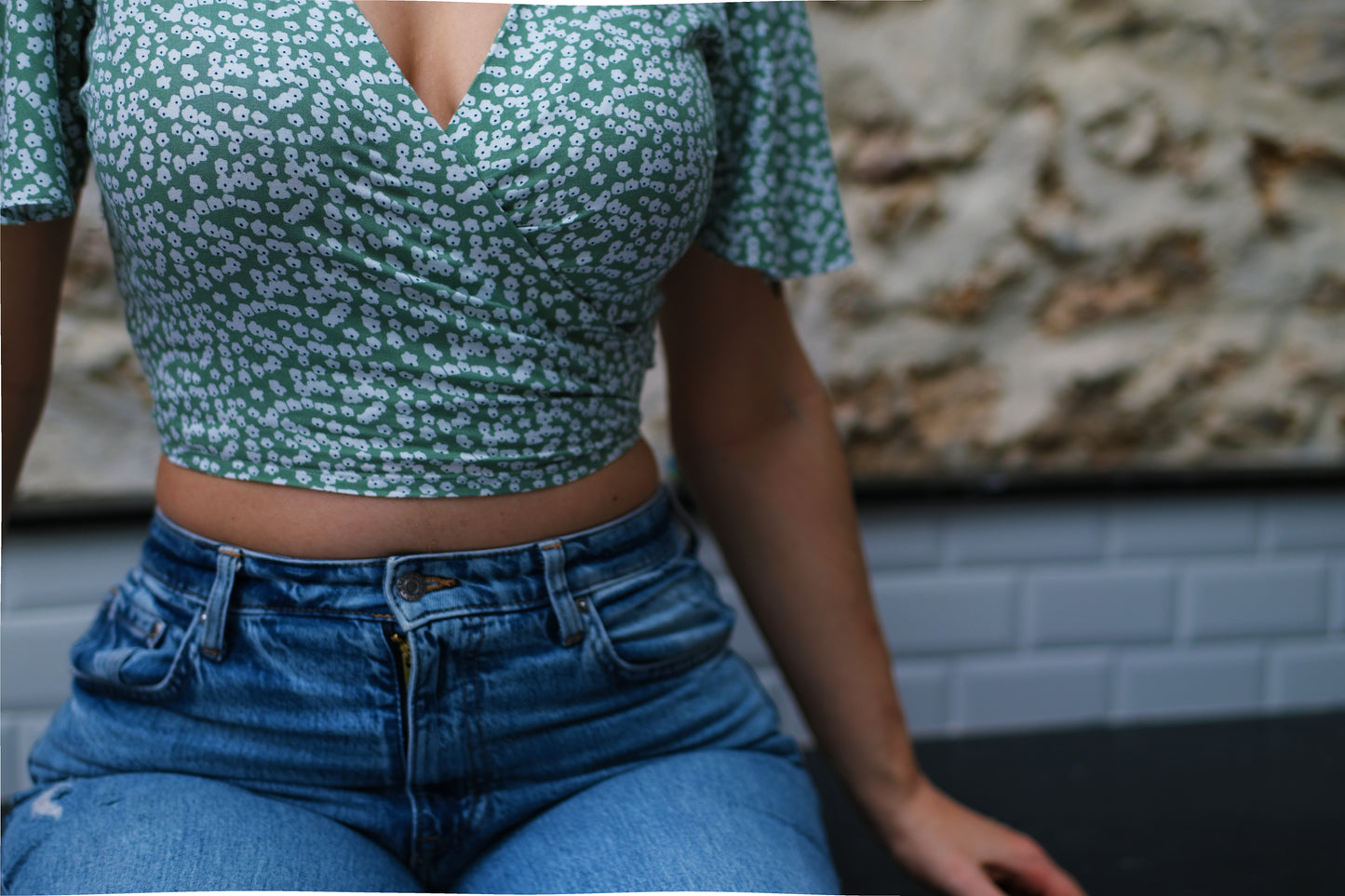 Patron pdf crop top avec ouverture portefeuille, manches papillons, noué dans le dos