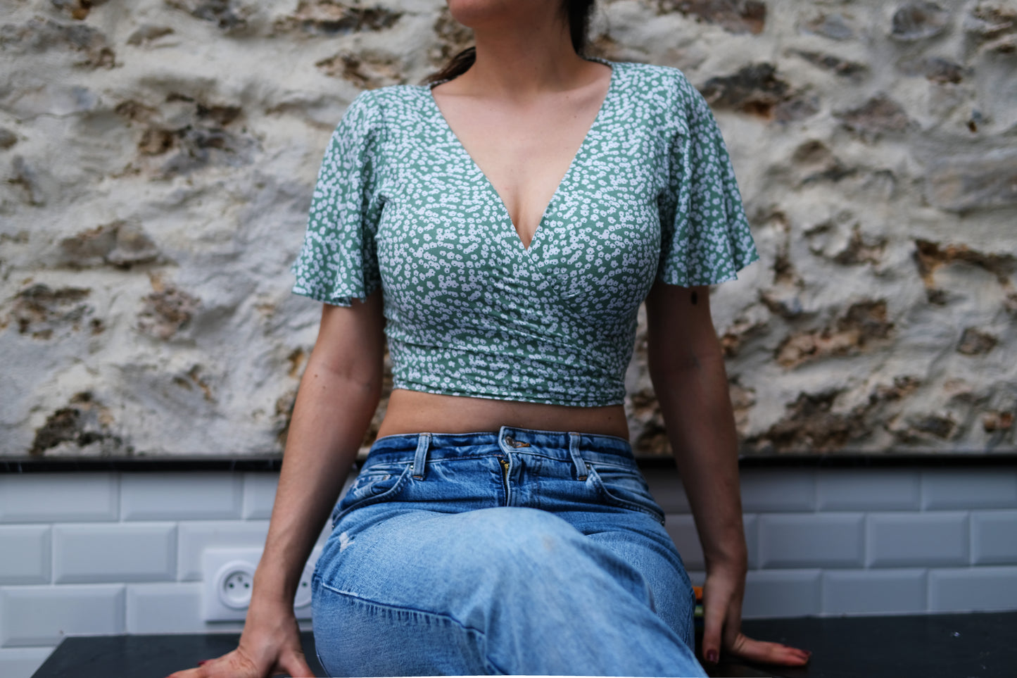 Patron pdf crop top avec ouverture portefeuille, manches papillons, noué dans le dos