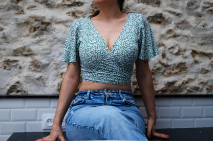 Patron pdf crop top avec ouverture portefeuille, manches papillons, noué dans le dos