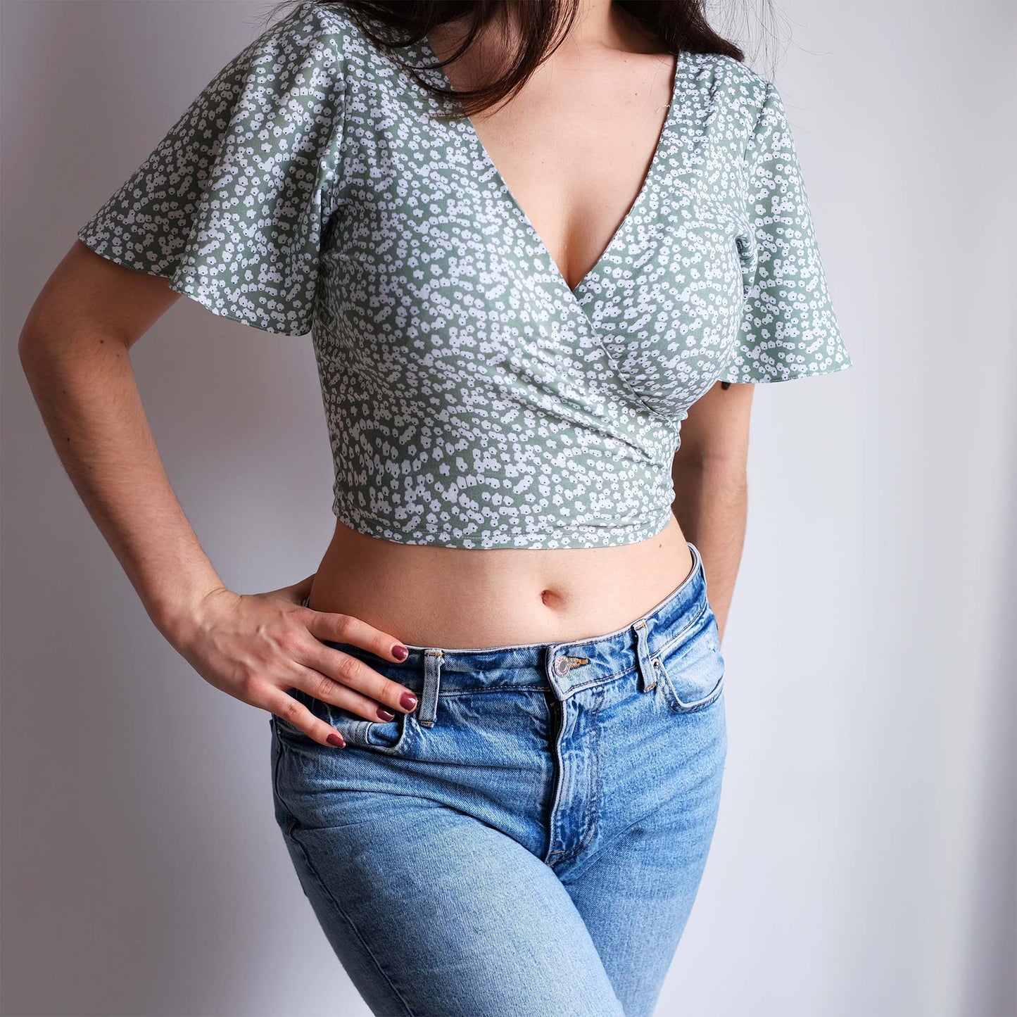 T shirt cache coeur arrivant au dessus du nombril pour un effet crop top, décolleté plongeant et motif à fleurs. 