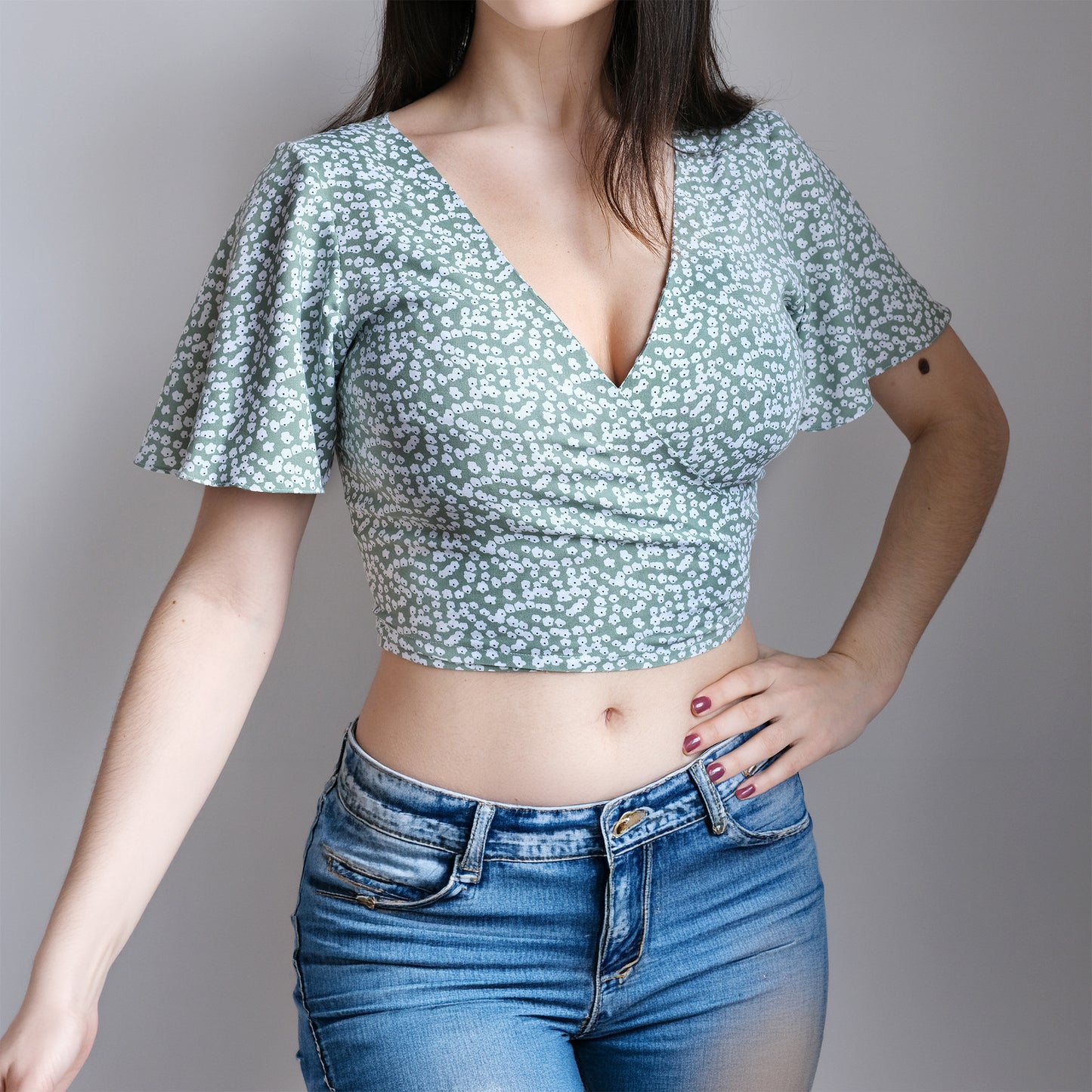femme avec un joli haut croisé devant à manches courtes