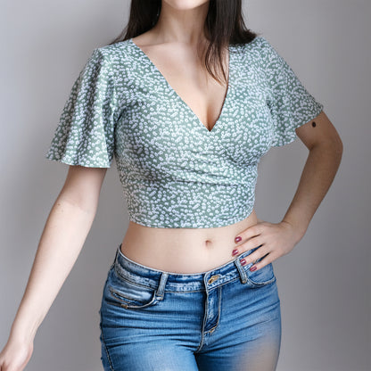 femme avec un joli haut croisé devant à manches courtes