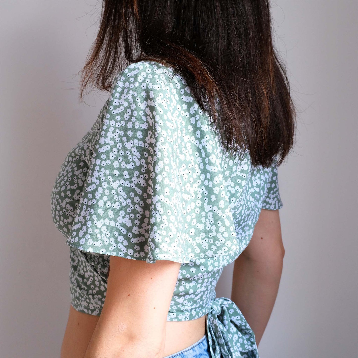 femme sur le côté avec une manche bouffante 