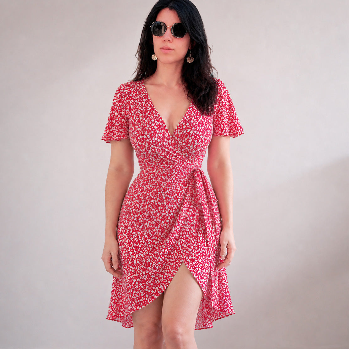 robe portefeuille à fleurs rouge avec manches papillons et jupe fendue