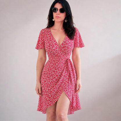 robe portefeuille à fleurs rouge avec manches papillons et jupe fendue