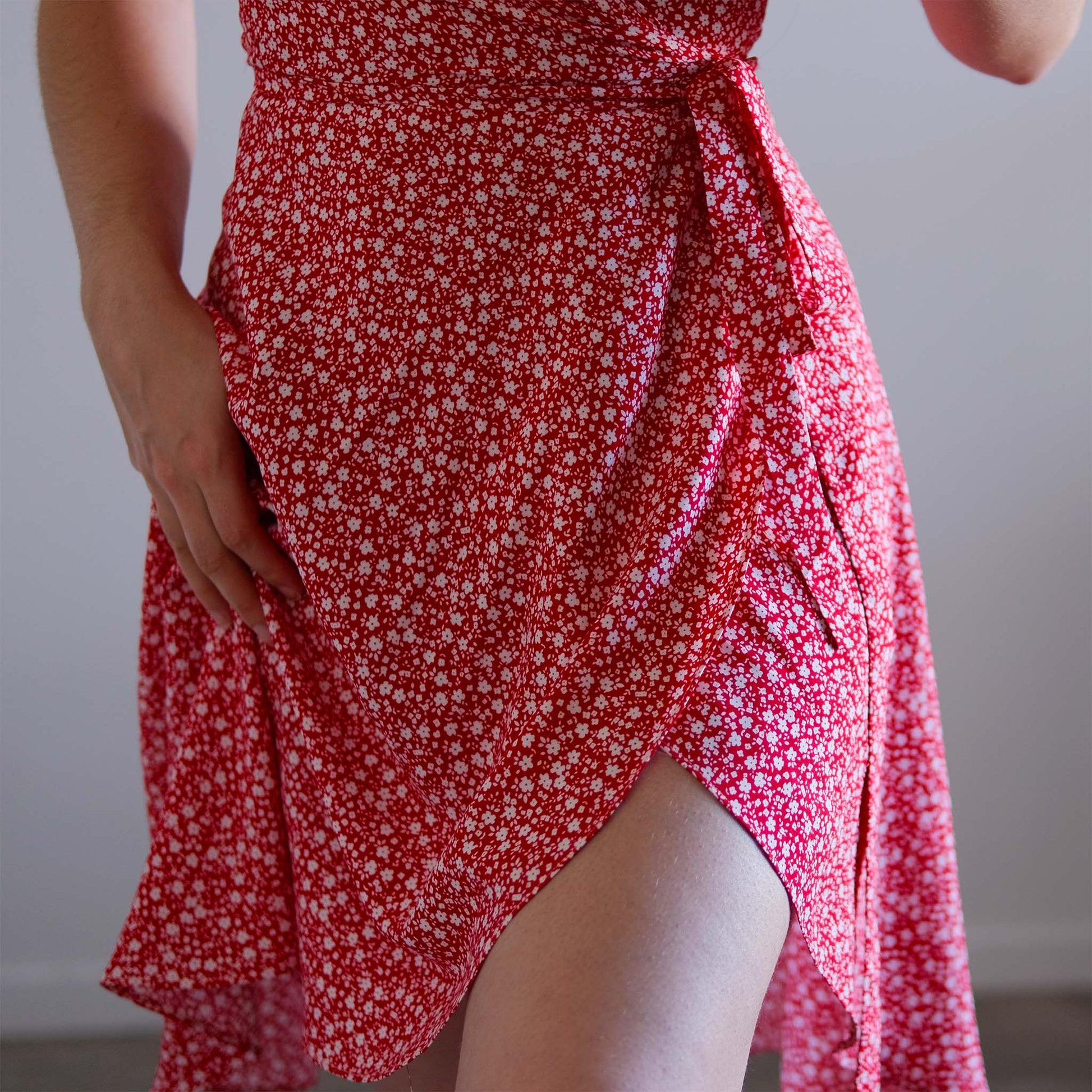 robe portefeuille à fleurs rouge avec manches papillons et jupe fendue
