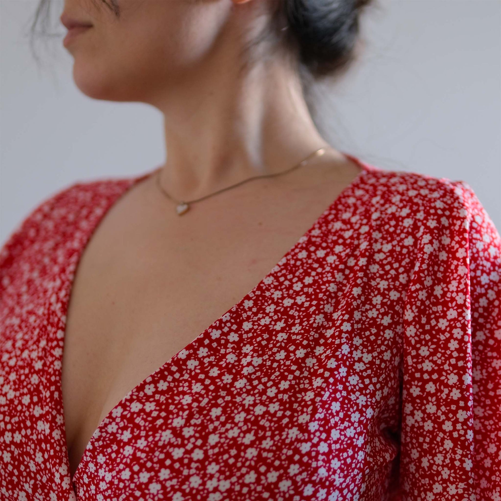 robe portefeuille à fleurs rouge avec manches papillons et jupe fendue