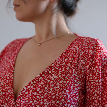 robe portefeuille à fleurs rouge avec manches papillons et jupe fendue