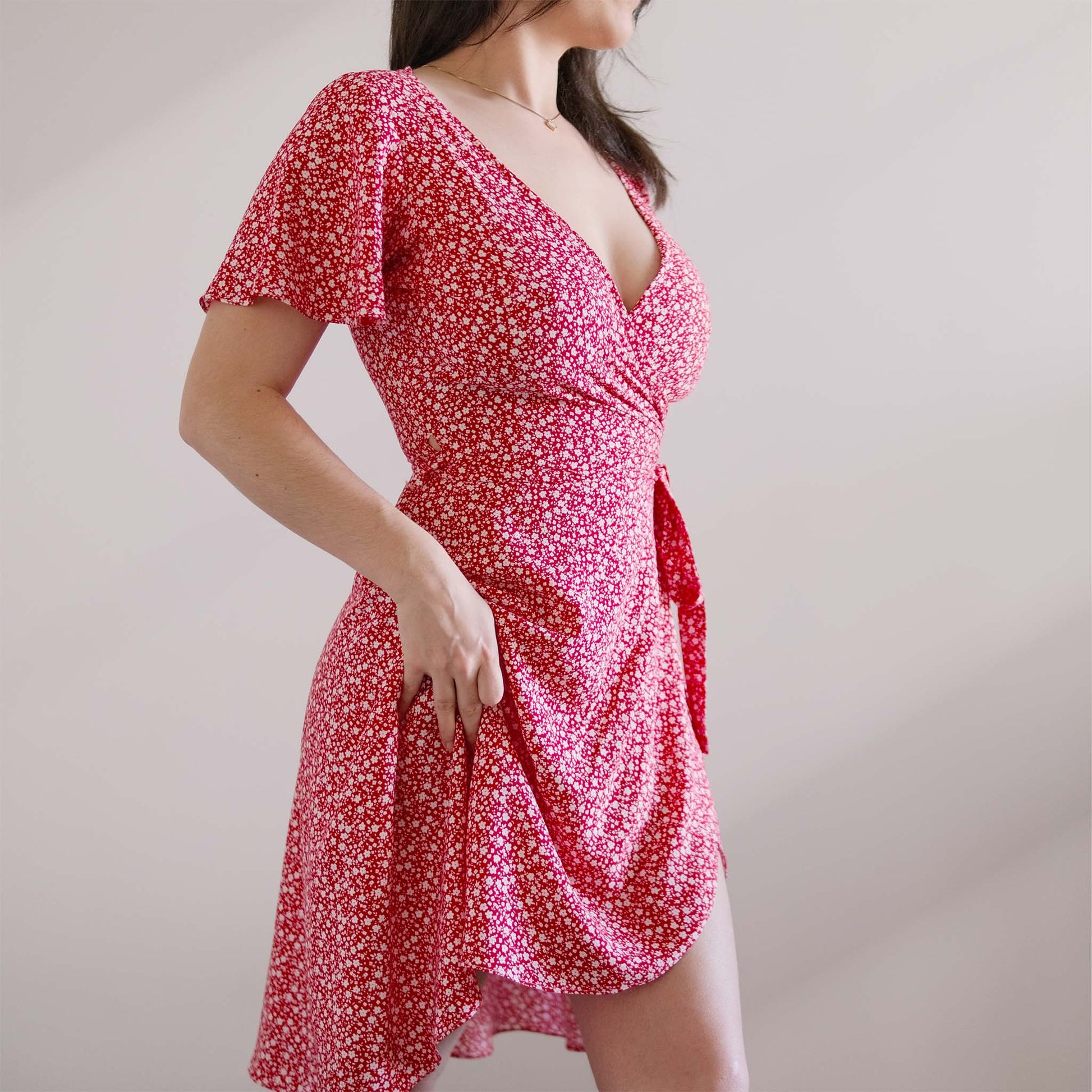 robe portefeuille à fleurs rouge avec manches papillons et jupe fendue