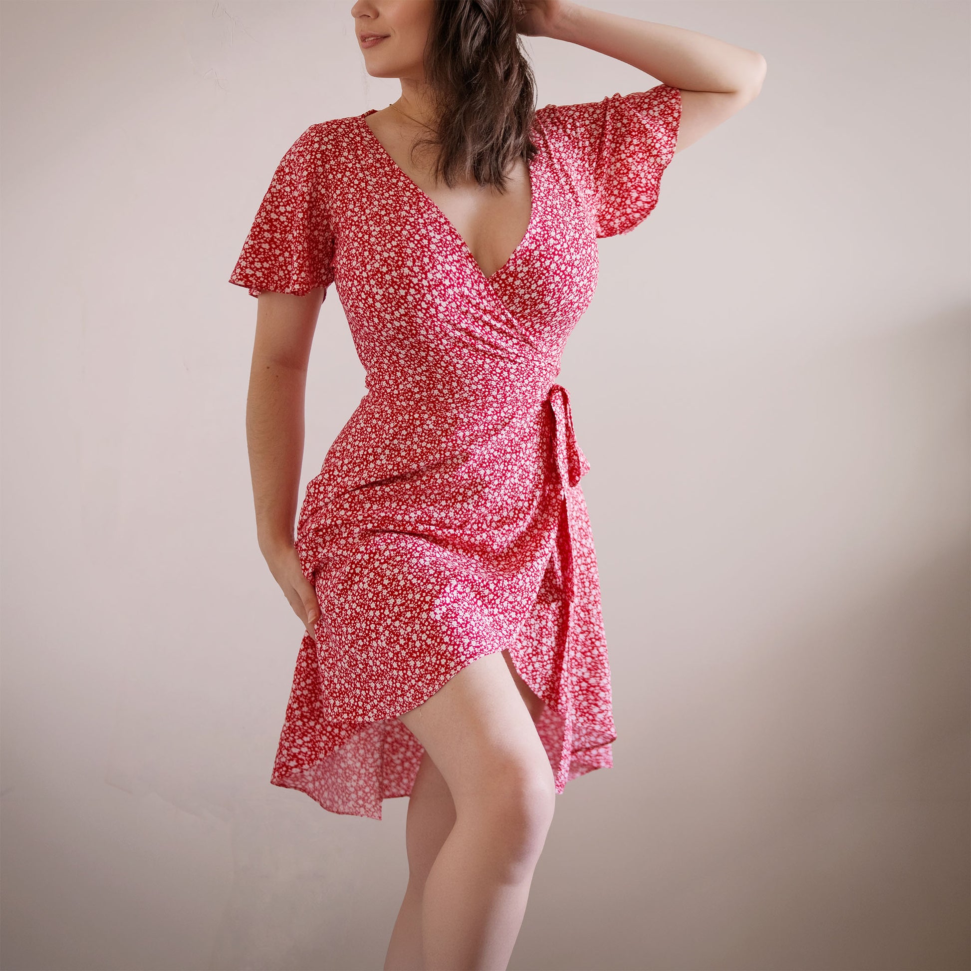 robe portefeuille à fleurs rouge avec manches papillons et jupe fendue
