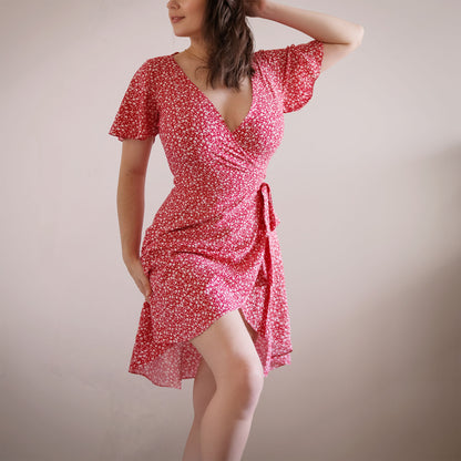 robe portefeuille à fleurs rouge avec manches papillons et jupe fendue