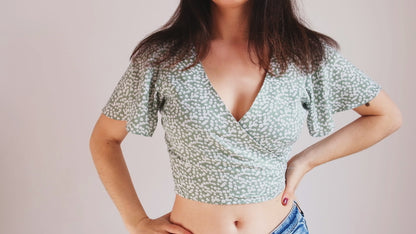 Patron pdf crop top avec ouverture portefeuille, manches papillons, noué dans le dos